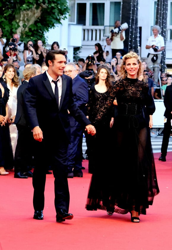 Nicolas Bedos et sa compagne Pauline Desmonts - Montée des marches du film " Mascarade " lors du 75ème Festival International du Film de Cannes. Le 27 mai 2022 © Dominique Jacovides / Bestimage 
