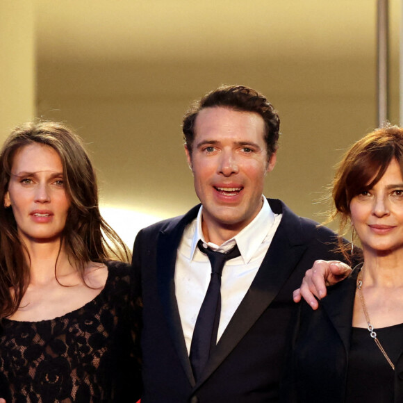 Emmanuelle Devos, Marine Vacth, Nicolas Bedos, Laura Morante, François Cluzet - Montée des marches du film " Mascarade " lors du 75ème Festival International du Film de Cannes. Le 27 mai 2022 © Dominique Jacovides / Bestimage 