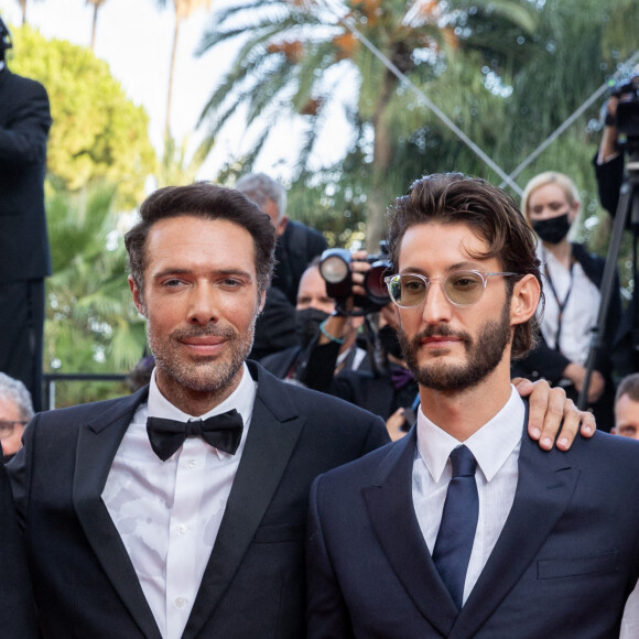 Nicolas Bedos, Pierre Niney - Montée des marches du film " OSS 117 : Alerte rouge en Afrique Noire " lors du 74ème Festival International du Film de Cannes. Le 17 juillet 2021 © Borde-Jacovides-Moreau / Bestimage 