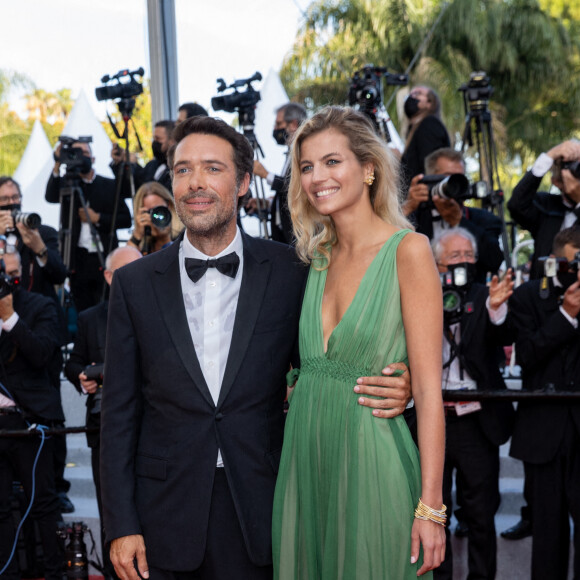 Nicolas Bedos et sa compagne Pauline Desmonts - Montée des marches du film " OSS 117 : Alerte rouge en Afrique Noire " lors du 74ème Festival International du Film de Cannes. Le 17 juillet 2021 © Borde-Jacovides-Moreau / Bestimage 