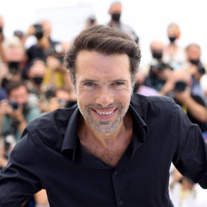 Nicolas Bedos (réalisateur) au photocall du film Oss 117 : Alerte Rouge En Afrique Noire lors du 74ème festival international du film de Cannes le 17 juillet 2021 © Borde / Jacovides / Moreau / Bestimage 