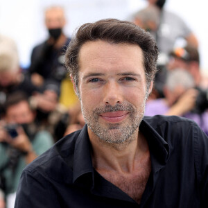 Nicolas Bedos (réalisateur) au photocall du film Oss 117 : Alerte Rouge En Afrique Noire lors du 74ème festival international du film de Cannes le 17 juillet 2021 © Borde / Jacovides / Moreau / Bestimage 