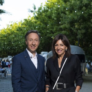 Exclusif - Stéphane Bern (Chaussures Louboutin aux couleurs Bleu Blanc Rouge) et Anne Hildalgo - Backstage de l'enregistrement de l'émission "Le concert de Paris" à la Tour Eiffel pour le 14 Juillet à Paris © Pierre Perusseau-Tiziano da Silva / Bestimage