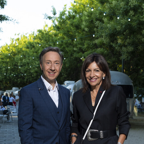 Exclusif - Stéphane Bern (Chaussures Louboutin aux couleurs Bleu Blanc Rouge) et Anne Hildalgo - Backstage de l'enregistrement de l'émission "Le concert de Paris" à la Tour Eiffel pour le 14 Juillet à Paris © Pierre Perusseau-Tiziano da Silva / Bestimage