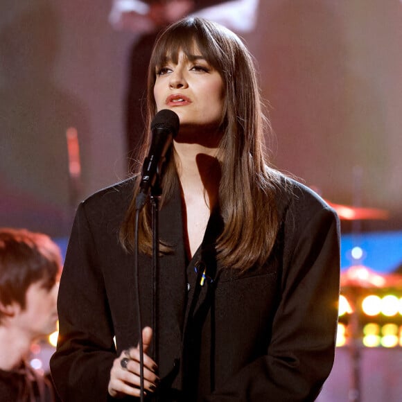 Clara Luciani - Emission spéciale "Unis pour l'Ukraine" à la Maison de la Radio et de la Musique, diffusée en direct sur France 2 et présentée par Nagui et Leïla.Kaddour à Paris le 8 mars 2022.  © Cyril Moreau / Jack Tribeca / Bestimage 