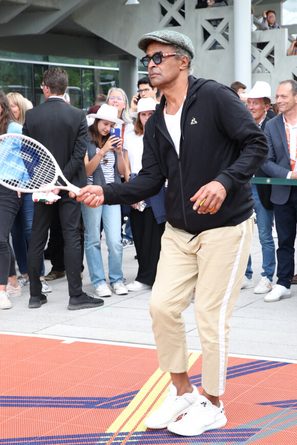 Yannick Noah joue avec des enfants à l'Urban Tennis pour l'association " Fête le Mur " dont il est le Président - Internationaux de France de Tennis de Roland Garros 2022 - Jour 5. A Paris le 26 Mai 2022. Bertrand Rindoff/Bestimage 