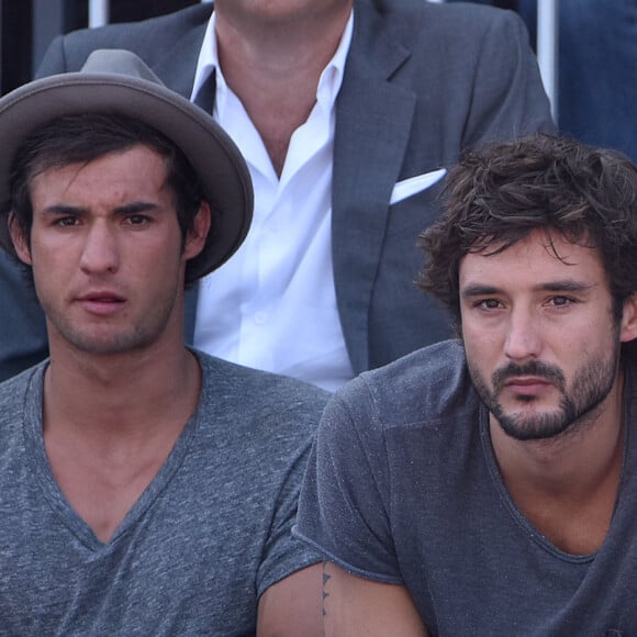 Laure Manaudou et son compagnon Jérémy Frérot (du groupe Fréro Delavega) dans les tribunes lors de la finale des Internationaux de tennis de Roland-Garros à Paris, le 7 juin 2015.