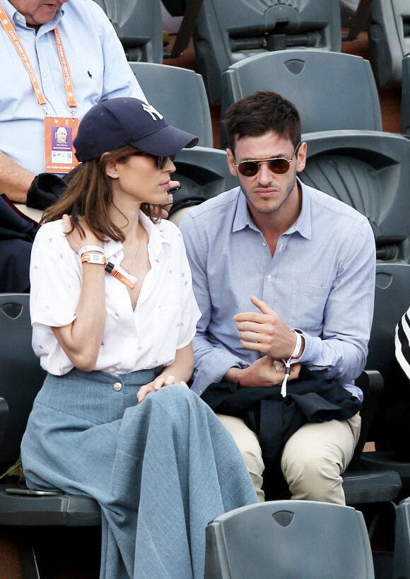 Gaspard Ulliel et sa compagne Gaëlle Pietri dans les tribunes des Internationaux de Tennis de Roland Garros à Paris le 7 juin 2017 © Cyril Moreau-Dominique Jacovides/Bestimage 