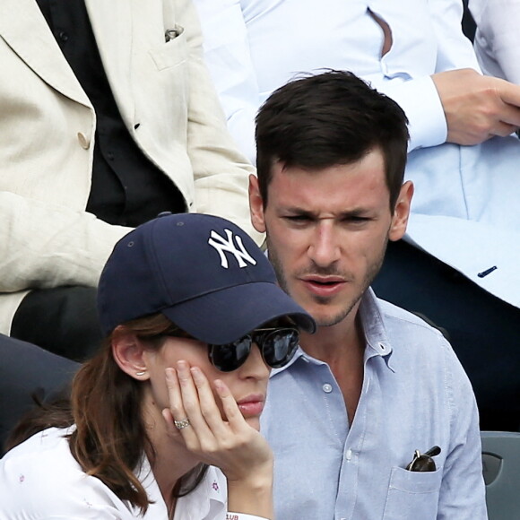 Gaspard Ulliel et sa compagne Gaëlle Pietri dans les tribunes des Internationaux de Tennis de Roland Garros à Paris le 7 juin 2017 © Cyril Moreau-Dominique Jacovides/Bestimage 