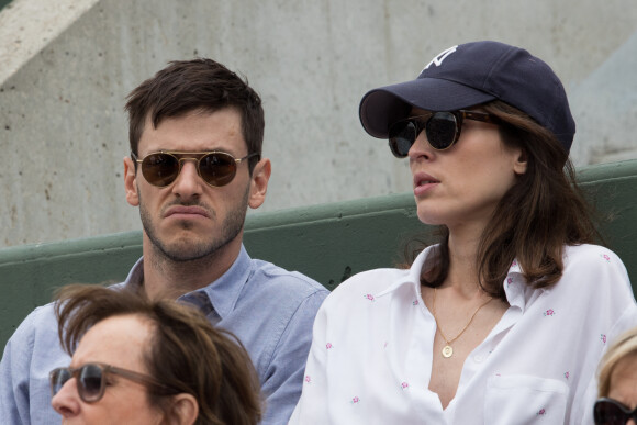 Gaspard Ulliel et sa compagne Gaëlle Pietri - Jour 11 - Les célébrités dans les tribunes des internationaux de tennis de Roland Garros à Paris. Le 7 juin 2017 © Jacovides-Moreau / Bestimage 