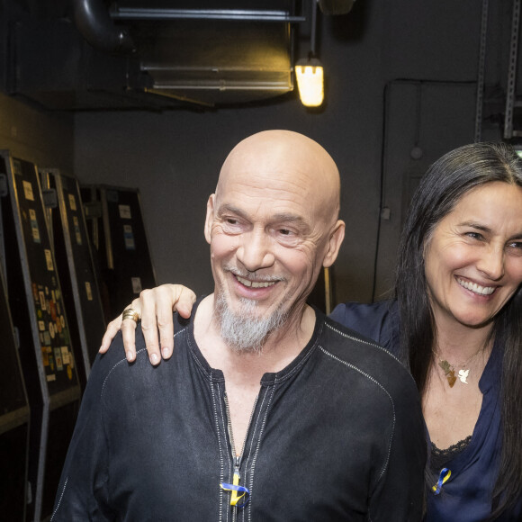 Exclusif - Florent Pagny et sa femme Azucena - Backstage de l'émission spéciale "Unis pour l'Ukraine" à la Maison de la Radio et de la Musique, diffusée en direct sur France 2 et présentée par Nagui et Leïla.Kaddour à Paris le 8 mars 2022.  © Cyril Moreau / Jack Tribeca / Bestimage 