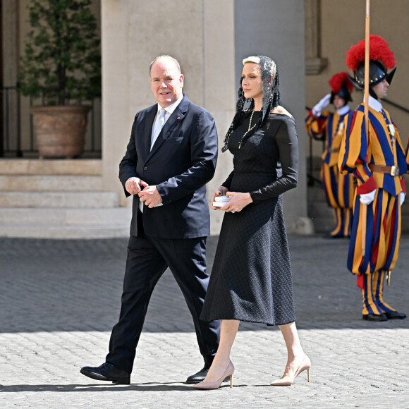 Le prince Albert II de Monaco et la princesse Charlène de Monaco arrivent au Vatican pour un entretien privé avec le pape François, le 20 juillet 2022. © Avalon/Panoramic//Bestimage 