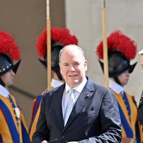 Le prince Albert II de Monaco et la princesse Charlène de Monaco arrivent au Vatican pour un entretien privé avec le pape François, le 20 juillet 2022. © Avalon/Panoramic//Bestimage 