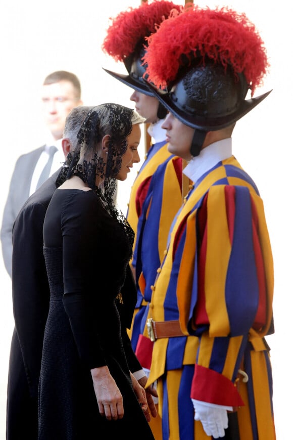Le prince Albert II de Monaco et la princesse Charlène de Monaco arrivent au Vatican pour un entretien privé avec le pape François, le 20 juillet 2022. © Evandro Inetti/Zuma Press/Bestimage 