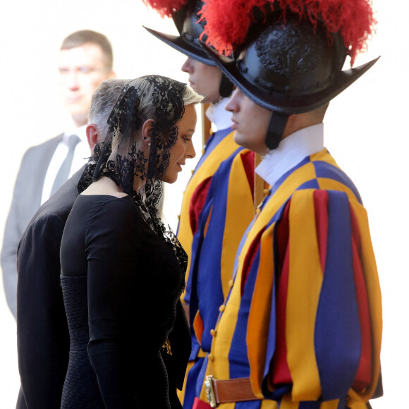 Le prince Albert II de Monaco et la princesse Charlène de Monaco arrivent au Vatican pour un entretien privé avec le pape François, le 20 juillet 2022. © Evandro Inetti/Zuma Press/Bestimage 