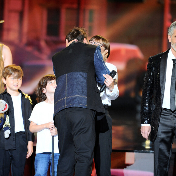 Jeff Panacloc, Brigitte Colcanap (mère), Marloe (Frère) et Nicolas Nebot - Surprises - Enregistrement de l'émission "La Chanson secrète 9" à la Seine musicale à Paris, diffusée le 27 novembre sur TF1 à 21h05 © Gaffiot-Moreau / Bestimage 