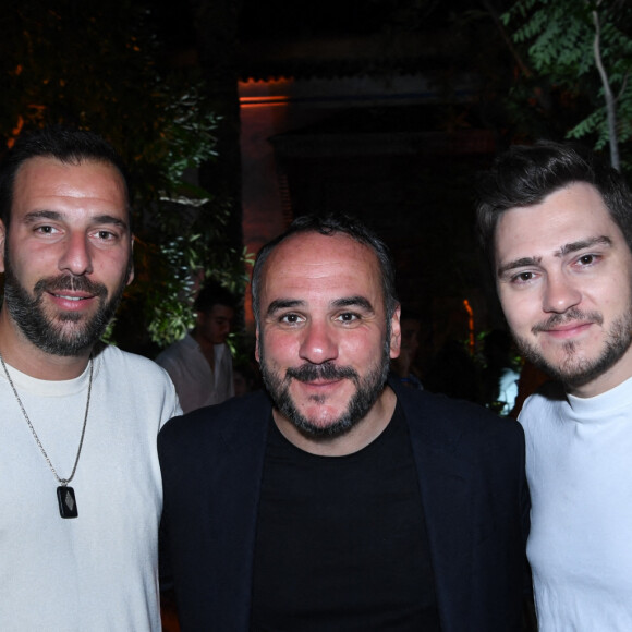 L'artiste YouNs, François-Xavier Demaison et Jeff Panacloc à l'after-party de la soirée du grand gala du "Marrakech du Rire 2022" pour la 10ème édition à l'hôtel Selman de Marrakech, Maroc, le 18 juin 2022. © Rachid Bellak/Bestimage 