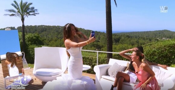 Laura Lempika essaie sa robe de mariée dans "Le Reste du monde, romance à Ibiza", épisode du 21 juillet 2022