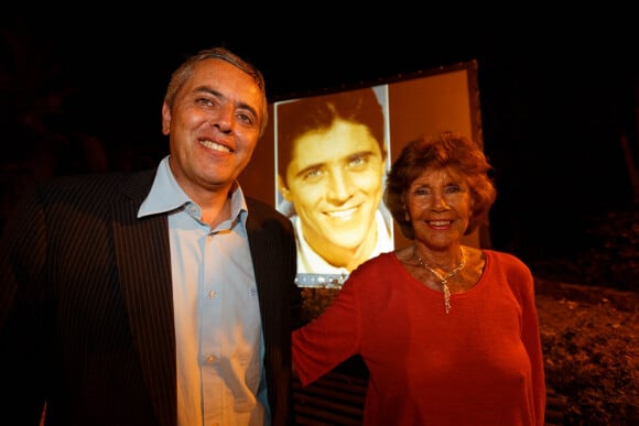 Francine Distel (Francine Bréaud), la veuve de Sacha Distel et son fils Laurent Distel lors de la soirée d'hommage à Sacha Distel pour les 10 ans de son décès, organisée dans les jardins de l'hôtel de ville à Rayol-Canadel sur Mer, le 22 juillet 2014.