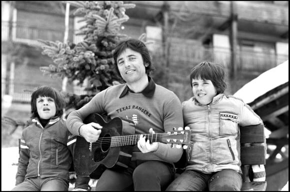 Sacha Distel et ses fils Laurent et Julien à Megève en 1975.