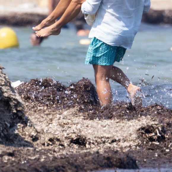 David Beckham, sa femme Victoria et leurs enfants, Harper et Cruz avec sa compagne Tana Holding arrivent en bateau avec des amis dont le coach sportif Bobby Rich sur la plage des Salins à Saint-Tropez où ils vont passer l'après-midi dans une résidence privée le 23 juillet 2022.