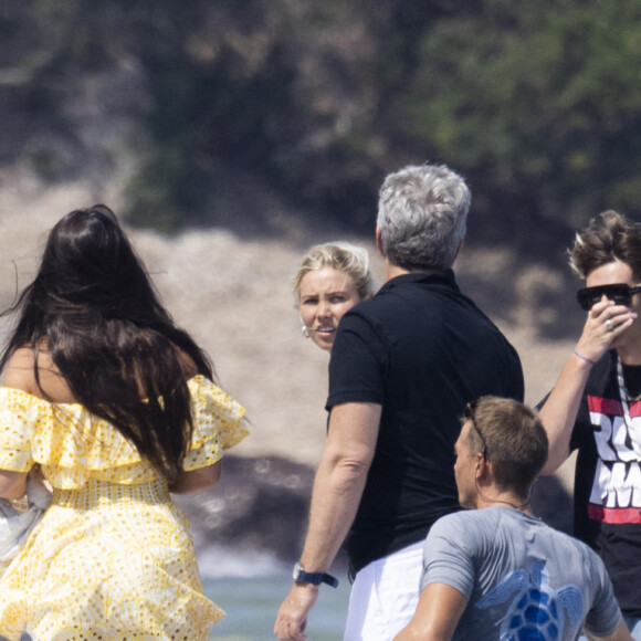David Beckham, sa femme Victoria et leurs enfants, Harper et Cruz avec sa compagne Tana Holding arrivent en bateau avec des amis dont le coach sportif Bobby Rich sur la plage des Salins à Saint-Tropez où ils vont passer l'après-midi dans une résidence privée le 23 juillet 2022.