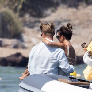 David Beckham, sa femme Victoria et leurs enfants, Harper et Cruz avec sa compagne Tana Holding arrivent en bateau avec des amis dont le coach sportif Bobby Rich sur la plage des Salins à Saint-Tropez où ils vont passer l'après-midi dans une résidence privée le 23 juillet 2022.