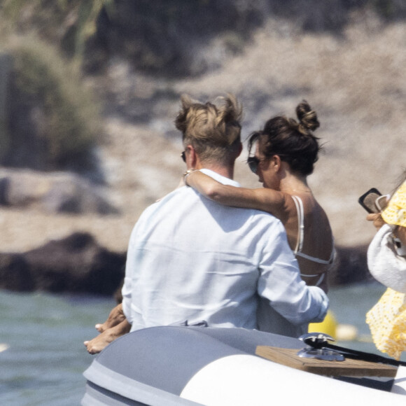 David Beckham, sa femme Victoria et leurs enfants, Harper et Cruz avec sa compagne Tana Holding arrivent en bateau avec des amis dont le coach sportif Bobby Rich sur la plage des Salins à Saint-Tropez où ils vont passer l'après-midi dans une résidence privée le 23 juillet 2022.