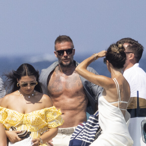 David Beckham, sa femme Victoria et leurs enfants, Harper et Cruz avec sa compagne Tana Holding arrivent en bateau avec des amis dont le coach sportif Bobby Rich sur la plage des Salins à Saint-Tropez où ils vont passer l'après-midi dans une résidence privée le 23 juillet 2022.