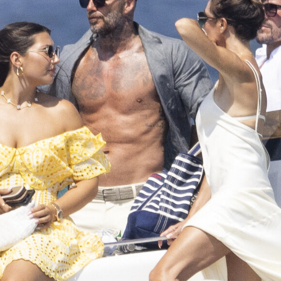 David Beckham, sa femme Victoria et leurs enfants, Harper et Cruz avec sa compagne Tana Holding arrivent en bateau avec des amis dont le coach sportif Bobby Rich sur la plage des Salins à Saint-Tropez où ils vont passer l'après-midi dans une résidence privée le 23 juillet 2022.