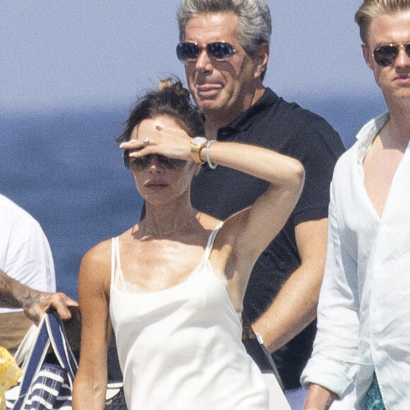 David Beckham, sa femme Victoria et leurs enfants, Harper et Cruz avec sa compagne Tana Holding arrivent en bateau avec des amis dont le coach sportif Bobby Rich sur la plage des Salins à Saint-Tropez où ils vont passer l'après-midi dans une résidence privée le 23 juillet 2022.