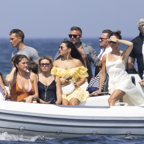 David Beckham, sa femme Victoria et leurs enfants, Harper et Cruz avec sa compagne Tana Holding arrivent en bateau avec des amis dont le coach sportif Bobby Rich sur la plage des Salins à Saint-Tropez où ils vont passer l'après-midi dans une résidence privée.
