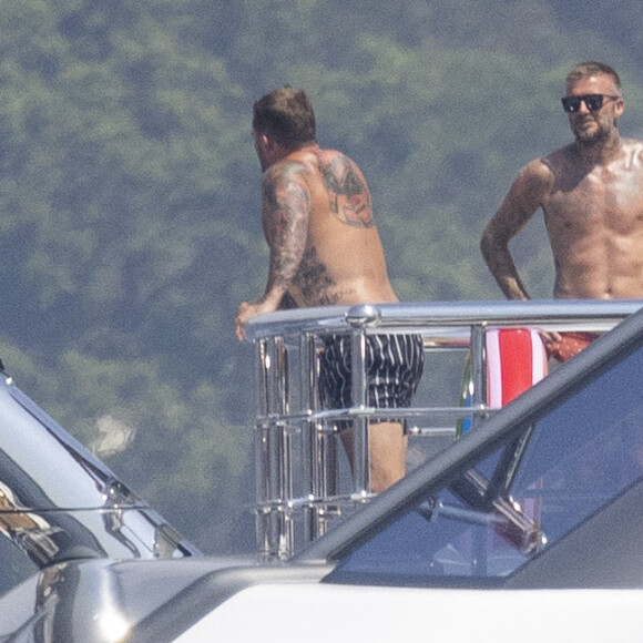 David Beckham, sa femme Victoria et leurs enfants, Harper et Cruz avec sa compagne Tana Holding arrivent en bateau avec des amis dont le coach sportif Bobby Rich sur la plage des Salins à Saint-Tropez où ils vont passer l'après-midi dans une résidence privée le 23 juillet 2022.