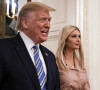 Le président Donald Trump présente le programme Paycheck Protection Program à la Maison Blanche avec sa fille Ivanka à Washington le 28 avril 2020.