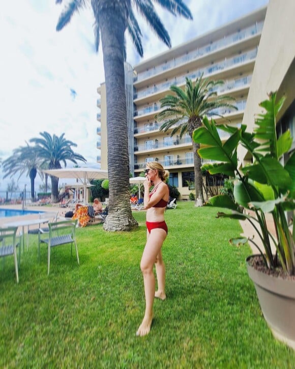Carole Carat sublime en bikini rouge