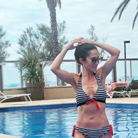 Fabienne Carat prend la pose en bikini