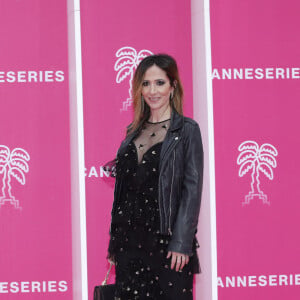 Fabienne Carat (robe Christophe Guillarmé, volantée en tulle noir floqué, boucles d'oreilles Helena Joy Paris, pochette Carmen Steffens) sur le pink carpet de la cérémonie de clôture de la 5ème saison du festival Canneseries le 6 avril 2022. © Denis Guignebourg / Bestimage 