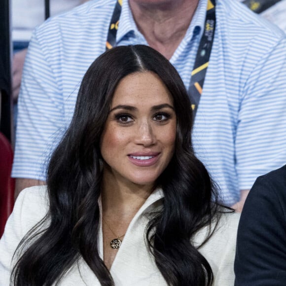 Le prince Harry et Meghan Markle assistent à la finale d'athlétisme, au deuxième jour des Invictus Games 2020 à La Haye, le 17 avril 2022. 