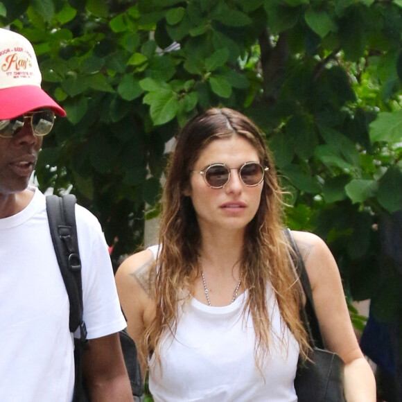 Chris Rock et sa compagne Lake Bell se promènent à New York, le 24 juillet 2022.