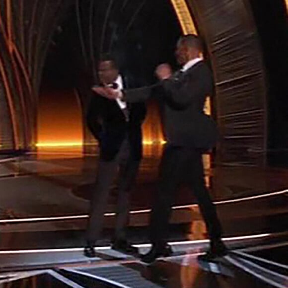 Moment de sidération aux Oscars 2022: Will Smith frappe Chris Rock sur scène le 27 mars 2022.