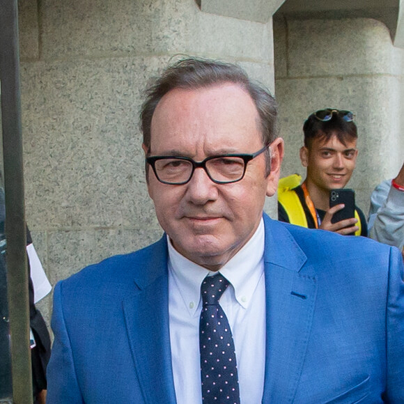 Kevin Spacey à la sortie du palais de justice "Old Bailey" à Londres. L'acteur est poursuivi pour quatre agressions sexuelles sur trois hommes, entre mars 2005 et avril 2013. Le 14 juillet 2022 © Tayfun Salci / Zuma Press / Bestimage 