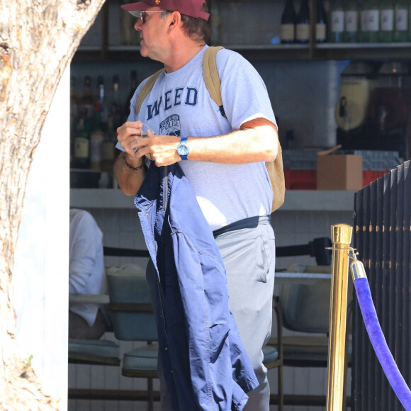 Kevin Spacey déjeune seul dans un restaurant à West Hollywood le 14 septembre 2021. 