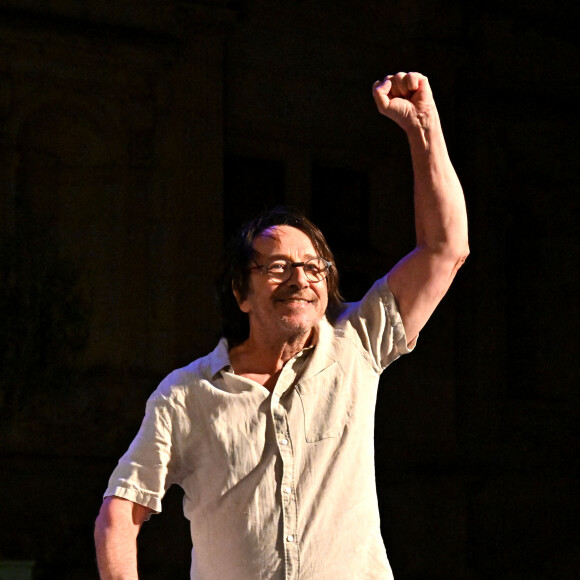 Exclusif - Jean-Hugues Anglade durant la lecture de "Je me suis bien amusé. Au revoir et merci" lettres de Romain Gary, mise en scène de Jérémie Lippmann et adaptatée par Virginie Berling lors de la soirée de clôture, dans la cour du château de Grignan, de la 26ème édition du festival de la Correspondance de Grignan, France, le 9 juillet 2022.© Bruno Bebert/Bestimage