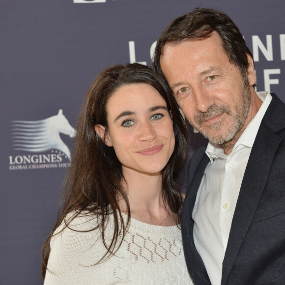 Exclusif - Prix Spécial - No web - No blog - Jean-Hugues Anglade et sa compagne Charlotte Leloup - Photocall lors du Longines Paris Eiffel Jumping au Bois de Boulogne à la plaine de Jeux de Bagatelle à Paris, le 1er juillet 2016. © Borde-Veeren/Bestimage