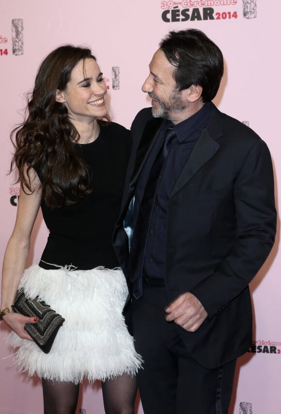 Jean-Hugues Anglade et sa compagne Charlotte Leloup - Arrivées Exterieur - 39ème cérémonie des Cesar au théâtre du Châtelet à Paris Le 28 Février 2014