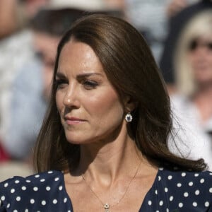 Catherine (Kate) Middleton remet le trophée à Novak Djokovic, vainqueur du tournoi de Wimbledon