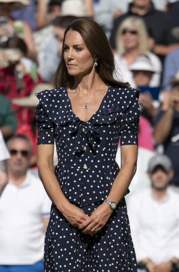 Catherine (Kate) Middleton remet le trophée à Novak Djokovic, vainqueur du tournoi de Wimbledon