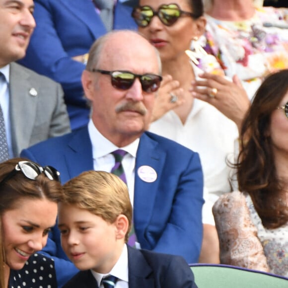 Le prince William, duc de Cambridge, et Catherine (Kate) Middleton, duchesse de Cambridge, avec le prince George de Cambridge dans les tribunes de la finale du tournoi de Wimbledon, le 10 juillet 2022. 