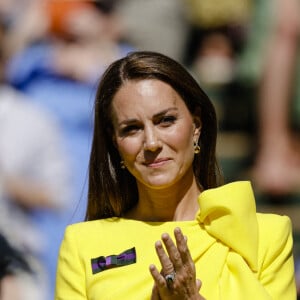 Catherine (Kate) Middleton, duchesse de Cambridge, remet le trophée à E.Rybakina après la finale dame du tournoi de Wimbledon au All England Lawn Tennis and Croquet Club à Londres, Royaume Uni, le 9 juillet 2022. 