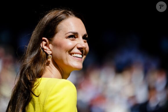 Catherine (Kate) Middleton, duchesse de Cambridge, remet le trophée à E.Rybakina après la finale dame du tournoi de Wimbledon au All England Lawn Tennis and Croquet Club à Londres, Royaume Uni, le 9 juillet 2022. 